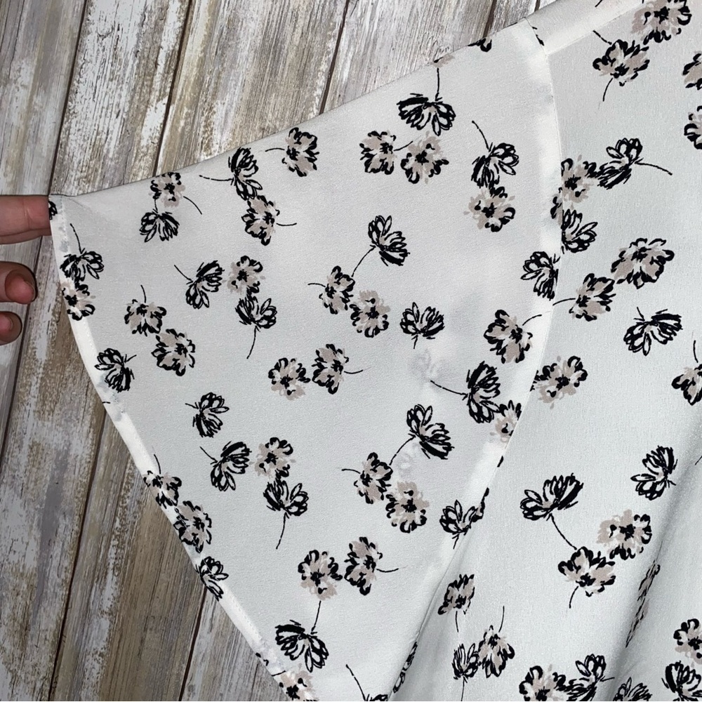 Lane Bryant Sheer Floral Blouse Size 26 White Black Flutter Sleeve Chiffon - Picture 4 of 6